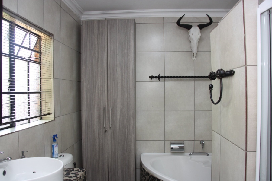 5 Bedroom Property for Sale in Langenhovenpark Free State